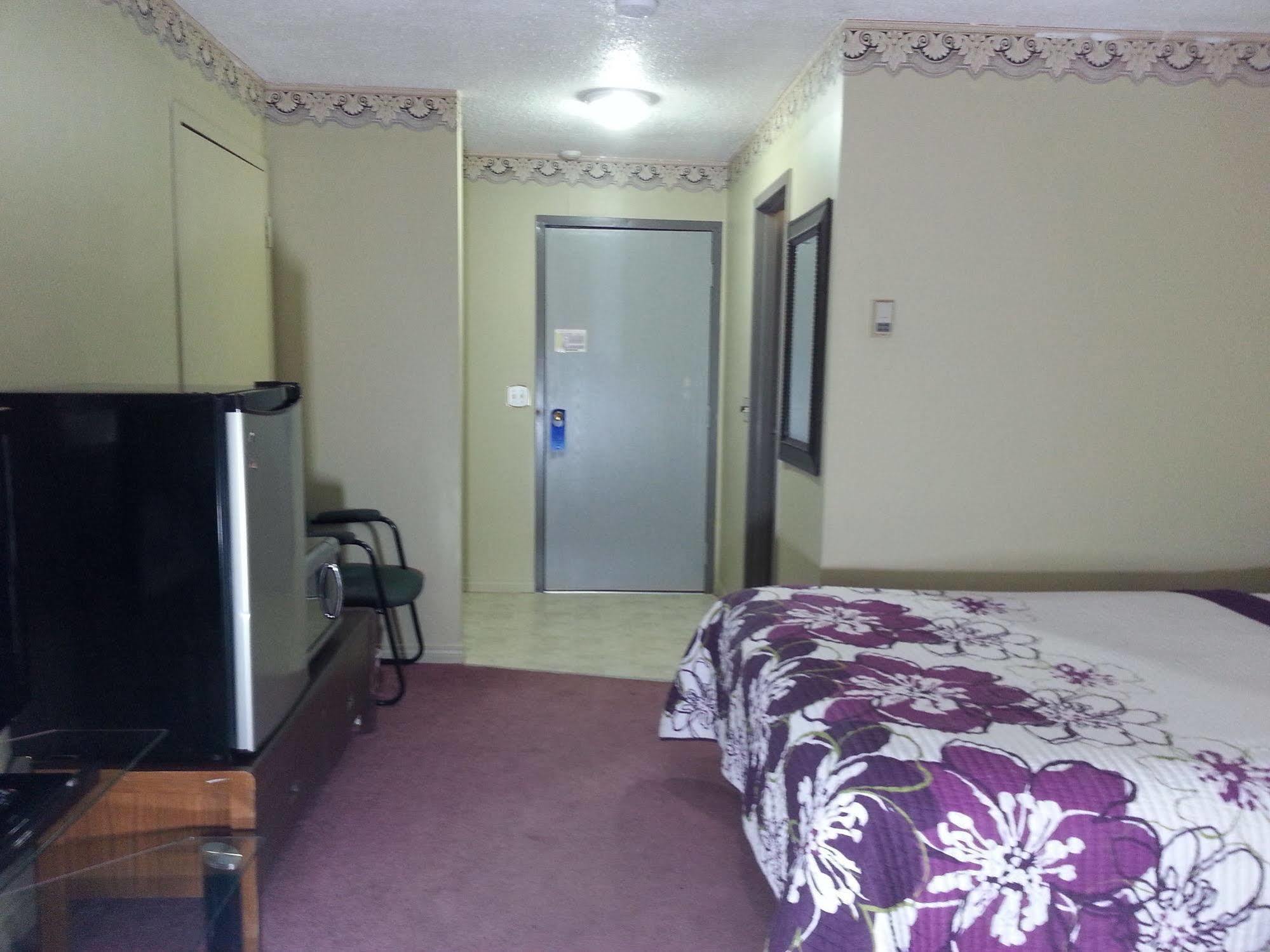 Ramada By Wyndham Dawson Creek Ξενοδοχείο Εξωτερικό φωτογραφία